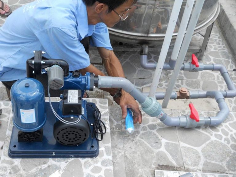 thợ sửa máy bơm nước
