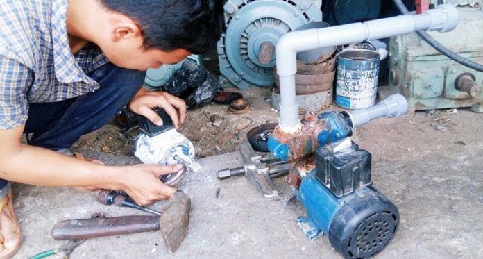Thợ sửa máy bơm nước tại nhà